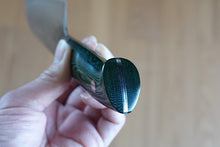 Charger l&#39;image dans la galerie, CS208 - Couteau Japonais Santoku damas 33 couches Saji poignée verte - Lame de 18cm en acier Vg10