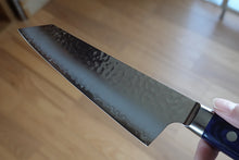 Charger l&#39;image dans la galerie, CY215- Couteau Japonais Kiritsuke Santoku martellé Zen-Pou - Lame de 19cm en acier AUS10